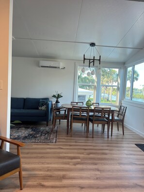 Smart TV - Beautiful Riverfront Escape on the Myakka – Cozy Cottage! (Venice)