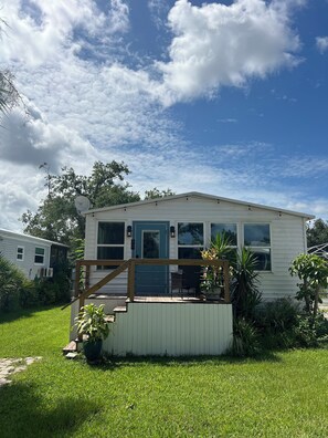 Exterior - Beautiful Riverfront Escape on the Myakka – Cozy Cottage! (Venice)