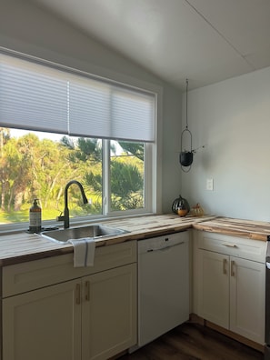 Fridge, microwave, oven, stovetop - Beautiful Riverfront Escape on the Myakka – Cozy Cottage! (Venice)