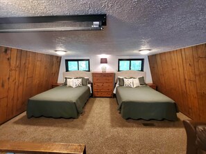 WiFi, bed sheets - 1 mile to Jamestown Marina, 2-bedroom cabin in charming Jamestown, KY (Jamestown)