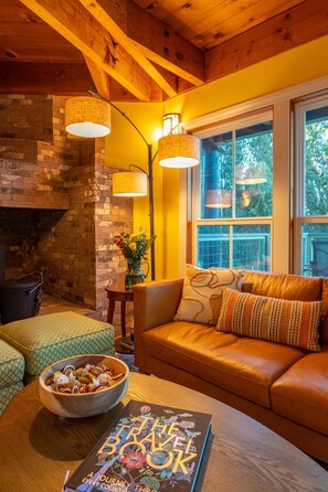 Smart TV, caminetto, libri