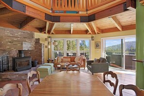 Smart-TV, peis og bøker