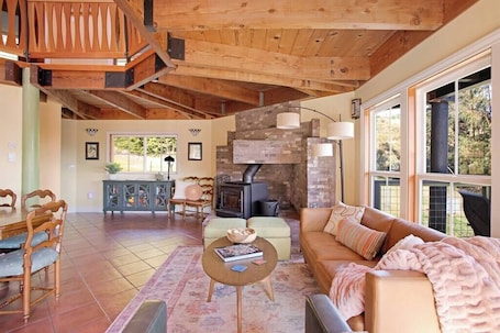Smart TV, fireplace, books. Octagon house•Forest Retreat•Hot tub•River Access
