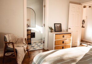 WiFi, bed sheets - Riverhaus- Boutique 1BR w/ Hot Tub • Natural Sunlight (Monte Rio)