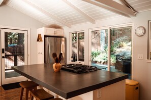 Geladeira, micro-ondas, fogão, cooktop