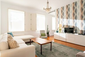 TV - Chiado Glamorous flat! FREE PARK! Great WI-FI!! (Lisboa)