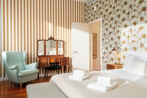 1 bedroom, iron/ironing board, travel cot, WiFi - Chiado Glamorous flat! FREE PARK! Great WI-FI!! (Lisboa)