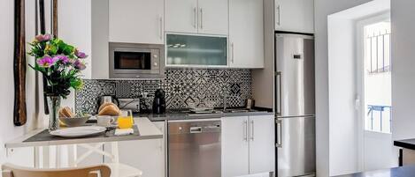 Køleskab, mikrobølgeovn, ovn, kogeplade