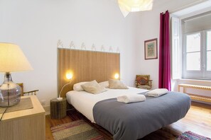3 habitaciones, escritorio y tabla de planchar con plancha 