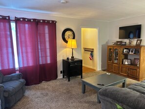 Living area - Cozy 2-bedroom home in a quiet neighborhood close to all the amenities (Terre Haute)