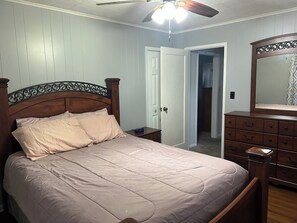 WiFi, bed sheets - Cozy 2-bedroom home in a quiet neighborhood close to all the amenities (Terre Haute)