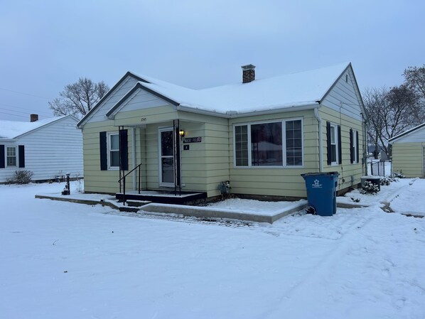 Exterior - Cozy 2-bedroom home in a quiet neighborhood close to all the amenities (Terre Haute)
