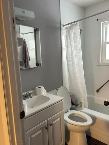 Cozy 2-bedroom home in a quiet neighborhood close to all the amenities