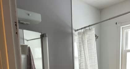Cozy 2-bedroom home in a quiet neighborhood close to all the amenities