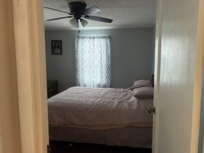 Room - Cozy 2-bedroom home in a quiet neighborhood close to all the amenities (Terre Haute)