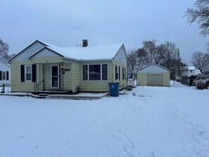 Exterior - Cozy 2-bedroom home in a quiet neighborhood close to all the amenities (Terre Haute)