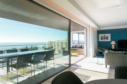 Luxury 4 bedr Flat w/ PANORAMIC Views and Pool!!