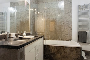 Hair dryer, towels - Chiado luxury 4 beds flat! Parking! Great WI-FI! (Lisboa)