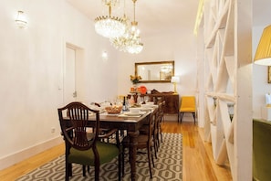 Dining - Chiado luxury 4 beds flat! Parking! Great WI-FI! (Lisboa)