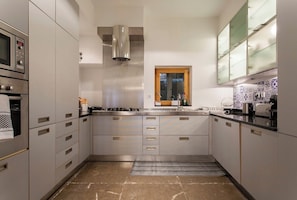 Fridge, microwave, oven, stovetop - Chiado luxury 4 beds flat! Parking! Great WI-FI! (Lisboa)