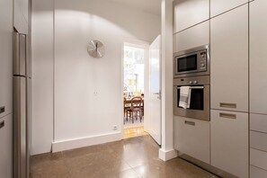Fridge, microwave, oven, stovetop - Chiado luxury 4 beds flat! Parking! Great WI-FI! (Lisboa)