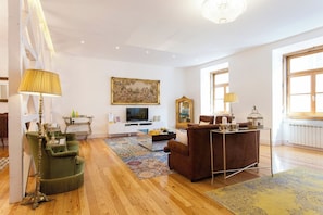 Smart TV - Chiado luxury 4 beds flat! Parking! Great WI-FI! (Lisboa)