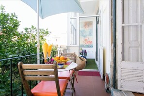 Outdoor dining - Principe Real Orange tree w/ view 3 bedrooms flat! (Lisbon)