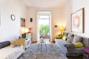 TV - Principe Real Orange tree w/ view 3 bedrooms flat! (Lisbon)