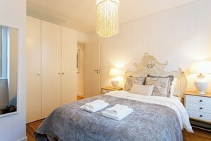 2 bedrooms, iron/ironing board, travel cot, free WiFi - Beautiful house with Patio in Lisbon heart! (Lisboa)