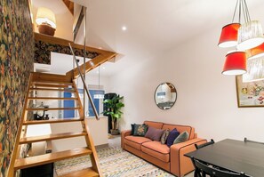 TV - Beautiful house with Patio in Lisbon heart! (Lisboa)