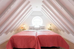 3 bedrooms, iron/ironing board, travel cot, free WiFi - Bairro Alto viewpoint 3 Bdr Chalet!!! Great WI-FI! (Lisboa)