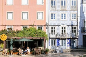 Exterior - Lisbon charming balcony flat w/ air conditioner! (Lisboa)