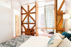 2 bedrooms, iron/ironing board, travel cot, WiFi - Lisbon charming balcony flat w/ air conditioner! (Lisboa)