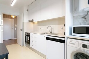 Fridge, microwave, oven, stovetop - Modern 2bdr flat in the city's heart! (Lisboa)