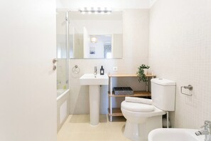 Hair dryer, towels - Modern 2bdr flat in the city's heart! (Lisboa)