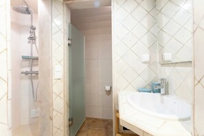 A bathroom with a shower, a toilet, and a sink. - Lisbon Amazing studio with air conditioner! (Lisboa)