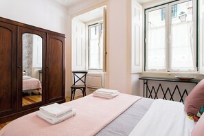 2 chambres, bureau, fer et planche à repasser, lit parapluie