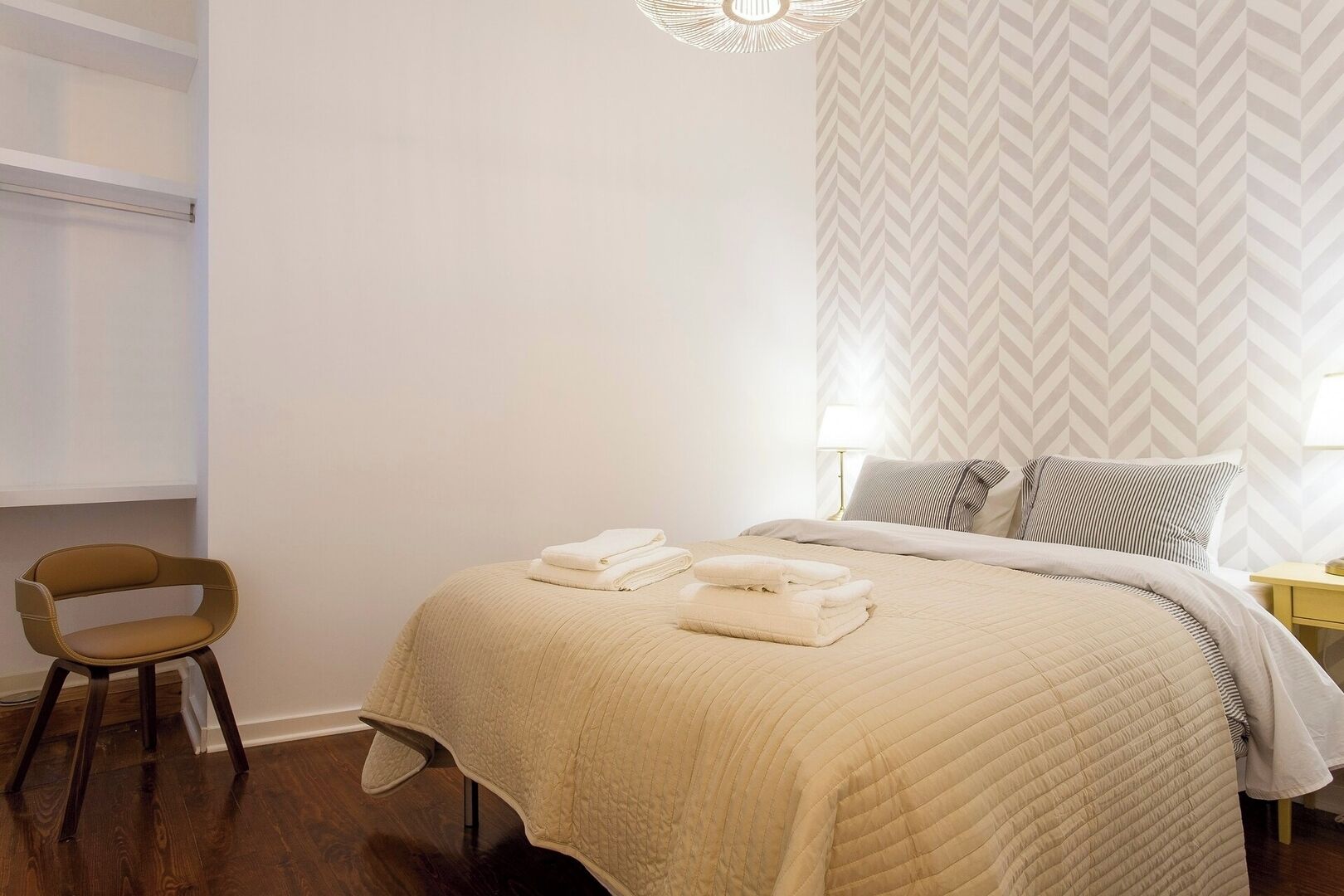 3 dormitorios, tabla de planchar con plancha, cuna de viaje