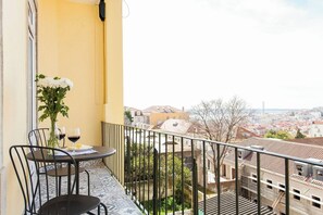 Outdoor dining - Bairro Alto 3Bdr TOP viewpoint flat! Great WI-FI! (Lisboa)