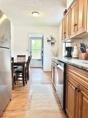 Microwave, oven, stovetop, dishwasher - Andover Charm, Perfect for Long-term Stay (Andover)