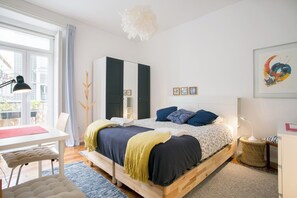 3 habitaciones, escritorio y tabla de planchar con plancha