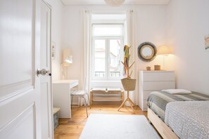 3 habitaciones, escritorio y tabla de planchar con plancha 