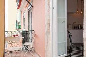 Outdoor dining - Principe Real beautiful 3 bedrs flat! Great WI-FI! (Lisboa)
