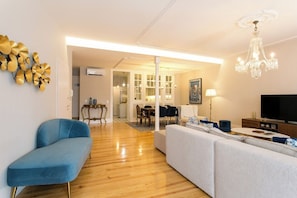 TV - Chiado deluxe gem 4bdr amazing apartment! (Lisboa)