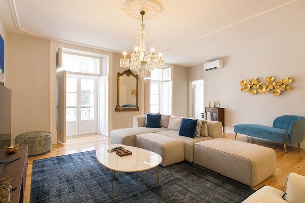 TV - Chiado deluxe gem 4bdr amazing apartment! (Lisboa)