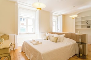 4 bedrooms, desk, iron/ironing board, travel cot - Chiado deluxe gem 4bdr amazing apartment! (Lisboa)