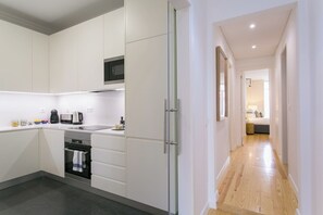 Fridge, microwave, oven, stovetop - Lisbon luxury retreat! 2 suites! (Lisboa)