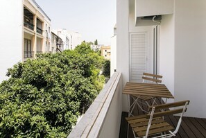 Outdoor dining - Lisbon luxury retreat! 2 suites! (Lisboa)
