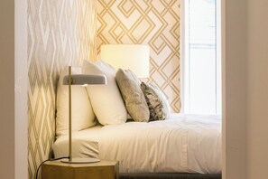2 bedrooms, iron/ironing board, travel cot, free WiFi - Lisbon luxury retreat! 2 suites! (Lisboa)