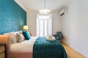 2 bedrooms, iron/ironing board, travel cot, free WiFi - Lisbon luxury retreat! 2 suites! (Lisboa)